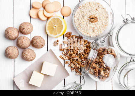 Tradizionale nido di api torta e ingredienti su sfondo di legno Foto Stock