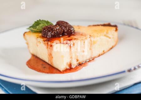 Cottage cheese casseruola con confettura di fragole. Foto Stock