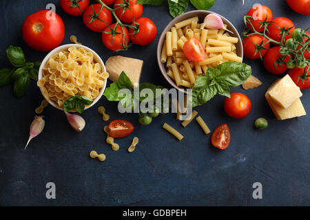 La pasta e gli ingredienti della cucina, sfondo alimentare Foto Stock