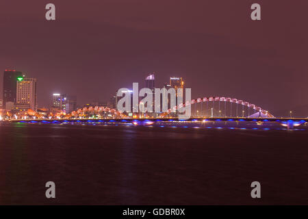 Dragon Bridge, Cau Rong, oltre il Fiume Han, Da Nang, Danang, Vietnam centrale, Vietnam Asia Foto Stock
