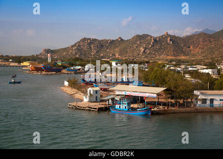 Barche da pesca nel porto di Phan Rang, Ninh Thuan, Vietnam Foto Stock