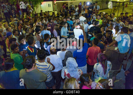 Siriano, iracheni e profughi afghani celebrare Eid, la fine del Ramadan in Kara Tebe Refugee Camp, Grecia Foto Stock