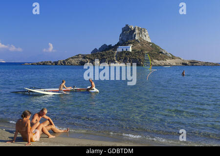 Spiaggia di Agios Stefanos, in background Nisi Kastri isola, isola di Kos, Dodecabese, Grecia Foto Stock