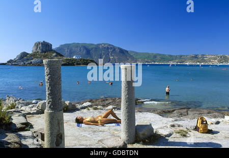 Spiaggia di Agios Stefanos, in background Nisi Kastri isola, isola di Kos, Dodecabese, Grecia Foto Stock