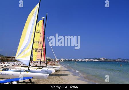 Catamarani sulla spiaggia Playa d'en Bossa, Ibiza, Isole Baleari, Spagna Foto Stock