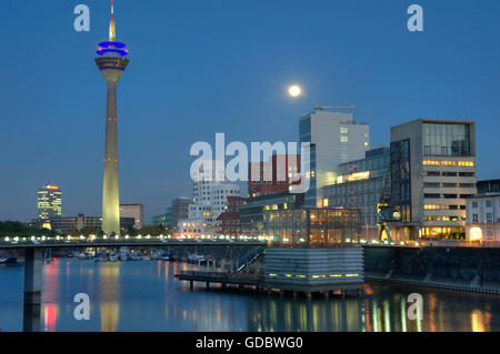 La porta media, Media Harbour, Dusseldorf Harbour, Dusseldorf, Renania settentrionale-Vestfalia, Germania / Düsseldorf Foto Stock