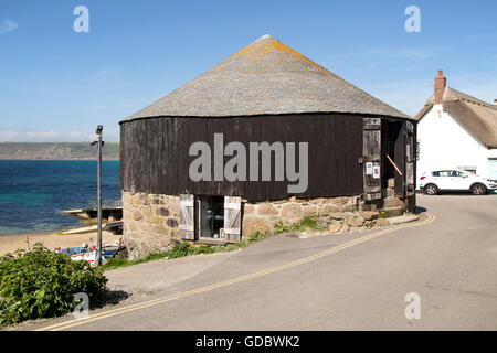 La casa rotonda e galleria cabestano, Sennen Cove, Cornwall, Regno Unito Foto Stock