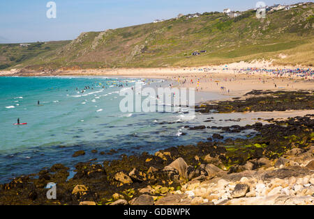 Paesaggi costieri con segnale di occupato affollata spiaggia sabbiosa, Sennan Cove, Land's End, Cornwall, Regno Unito Foto Stock