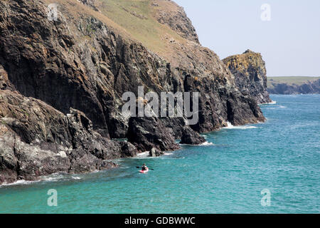 Il kayak passato scogliere vicino Kynance Cove, penisola di Lizard, Cornwall, Regno Unito Foto Stock