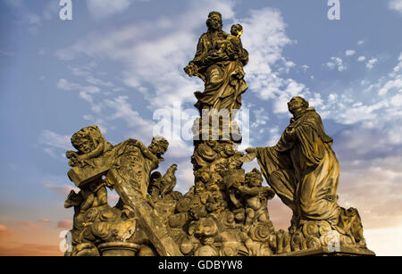La statua della Madonna e di san Bernardo presso il ponte Carlo a Praga, Repubblica Ceca Foto Stock