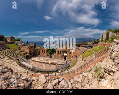 Antico Teatro Greco con una vista verso il Monte Etna Foto Stock