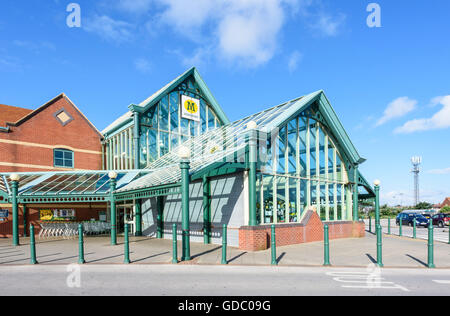 Vista della parte anteriore di una grande e moderna Morrison's supermercato fotografati contro un luminoso cielo blu in Blackpool, Lancashire, Regno Unito Foto Stock