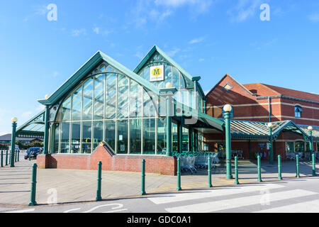 Vista della parte anteriore di una grande e moderna Morrison's supermercato fotografati contro un luminoso cielo blu in Blackpool, Lancashire, Regno Unito Foto Stock