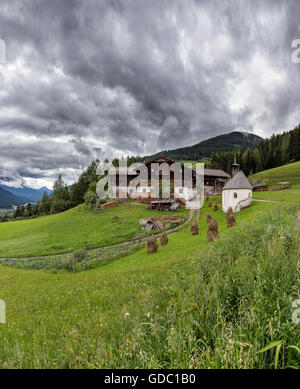 Sillian,Austria,agriturismo e la cappella a montagna Sillianberg Foto Stock