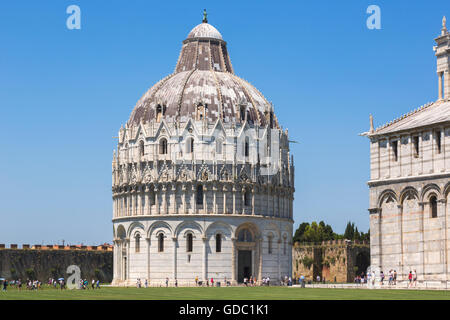 Pisa, Provincia di Pisa, Toscana, Italia. Il Battistero nel campo dei Miracoli. Aka Piazza del Duomo. Foto Stock