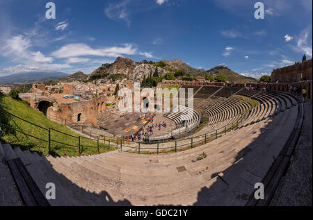 Antico Teatro Greco con una vista verso il Monte Etna Foto Stock