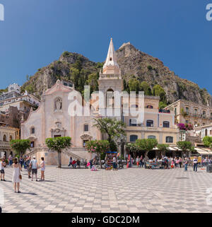 La piazza centrale,la Chiesa di San Giuseppe,Castello,chiesa, Foto Stock