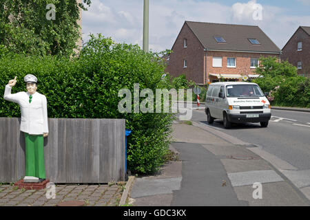 Traffico fittizia poliziotto per ricordare ai conducenti di mantenere la loro velocità down, Leichlingen, Germania. Foto Stock