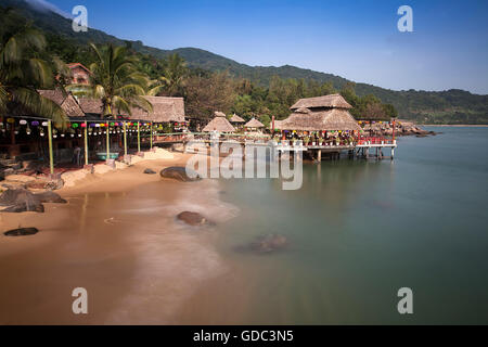 Capanne di bambù sulla spiaggia di Rangbeach,Danang,Vietnam,Asia Foto Stock