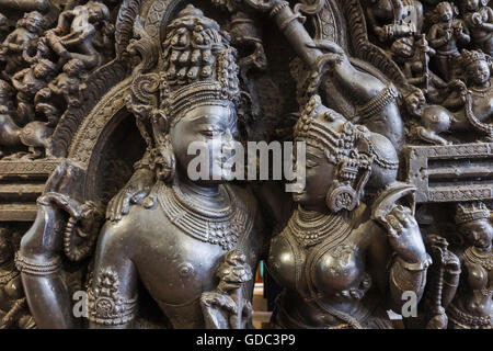 L'Inghilterra,Londra,British Museum,camera Asiatica,scultura raffigurante Shiva e Parvati dall Orissa in India datato XII e il XIII secolo Foto Stock