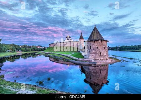 Il viola del cielo della sera su Pskov Cremlino e torre Ploskaya davanti a vista (HDR-effetto) Foto Stock