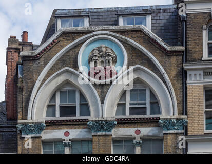 Segno esterno sporco Dicks public house su Bishopgate nelle vicinanze del Liverpool Street Stazione ferroviaria a Londra Foto Stock