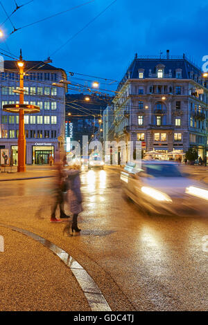 Biel,Bienne,il canton Berna, Svizzera,l'Europa comune,città,SI ACCENDE,traffico,crepuscolo, crepuscolo blu,ora,auto,automobili,real e Foto Stock