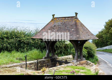 Il lychgate presso la chiesa di St Oswald. In Lythe, North Yorkshire, Inghilterra. Il 12 luglio 2016. Foto Stock
