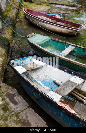 Piccolo, legno barche da pesca in Staithes Beck. In Staithes, North Yorkshire, Inghilterra. Foto Stock
