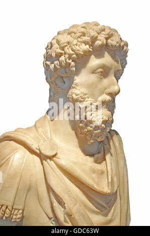 Busto in marmo dell'imperatore romano Marco Aurelio isolata contro uno sfondo grigio Foto Stock