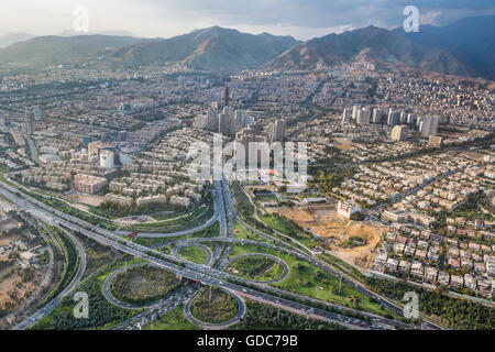 Iran,città di Teheran,Teheran città dalla torre Milad.,Modarres expressway Foto Stock