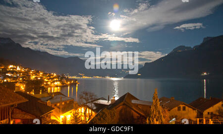 Luna piena sopra il lago di Brienz, Svizzera Foto Stock