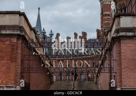 Firmare all'entrata di St Pancras Stazione ferroviaria di Euston Road London Inghilterra England Foto Stock