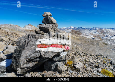 Segnavia e il Tumulo sul pass Fuorcla da cerchi nell'area Lischana,Bassa Engadina,svizzera. Foto Stock