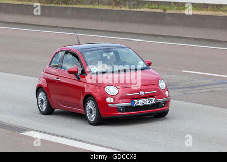 Fiat 500 sulla strada Foto Stock