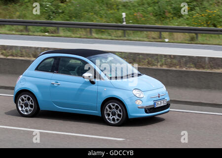 Fiat 500 sulla strada Foto Stock