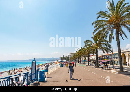 La gente a piedi sulla Promenade des Anglais in città di Nizza Cote D'Azur, in Francia Foto Stock