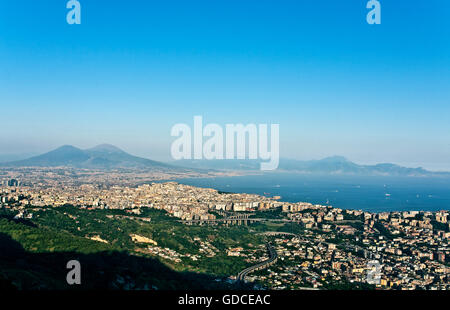 Si affaccia sulla città di Napoli, dall'Eremo dei Camaldoli Hills, sul golfo e sul vulcano Vesuvio vista, Italia, Europa Foto Stock