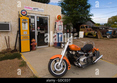 Harley Davidson nella parte anteriore della stazione di riempimento, Sheridan, Wyoming USA, America Foto Stock