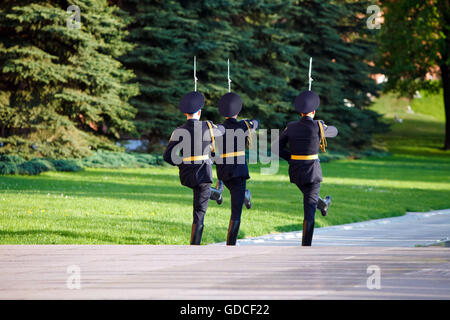 Cambio della guardia i soldati in Alexander's garden vicino la fiamma eterna Foto Stock