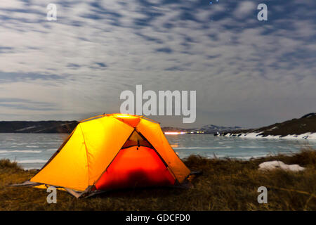 Giallo tenda di notte sulle rive del lago Baikal in inverno Foto Stock
