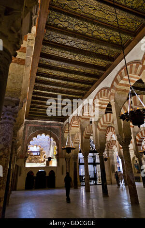 Il famoso interno di La Mezquita di Córdoba nel sud della provincia spagnola di Andalusia. Precedentemente noto come una città romana e un Islami Foto Stock