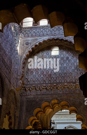 Il famoso interno di La Mezquita di Córdoba nel sud della provincia spagnola di Andalusia. Precedentemente noto come una città romana e un Islami Foto Stock