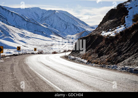 Avvolgimento su strada attraverso una coperta di neve Lewis Pass, Canterbury, Isola del Sud, Nuova Zelanda Foto Stock