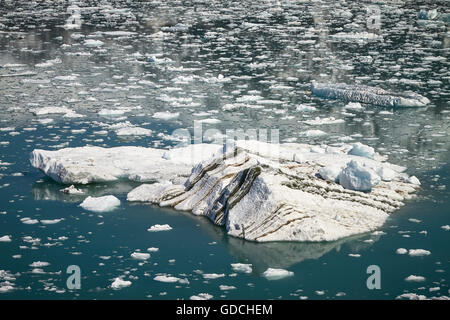 Grosso Iceberg nel vicino ghiacciaio Hubbard in Alaska. Foto Stock