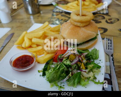 Un colpo di un gustoso hamburger di manzo in un ristorante. Foto Stock