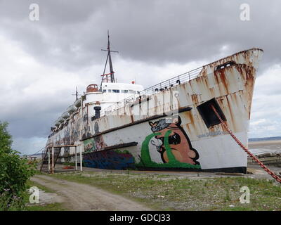 Una vecchia nave a sinistra gli elementi coperti in graffiti Foto Stock