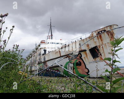 Una vecchia nave a sinistra gli elementi coperti in graffiti Foto Stock