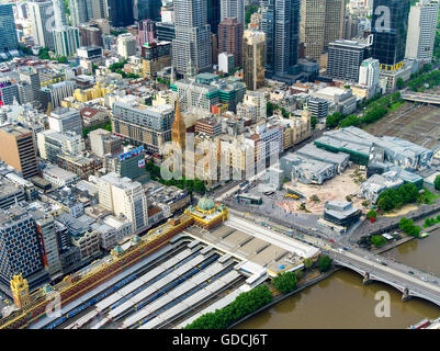 In Melbourne Victoria visto dal di sopra guardando la città insieme con il fiume Yarra. Australian scene in città principali Foto Stock