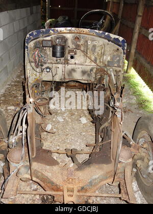 Un arrugginito vecchia auto mantenuta in un granaio Foto Stock